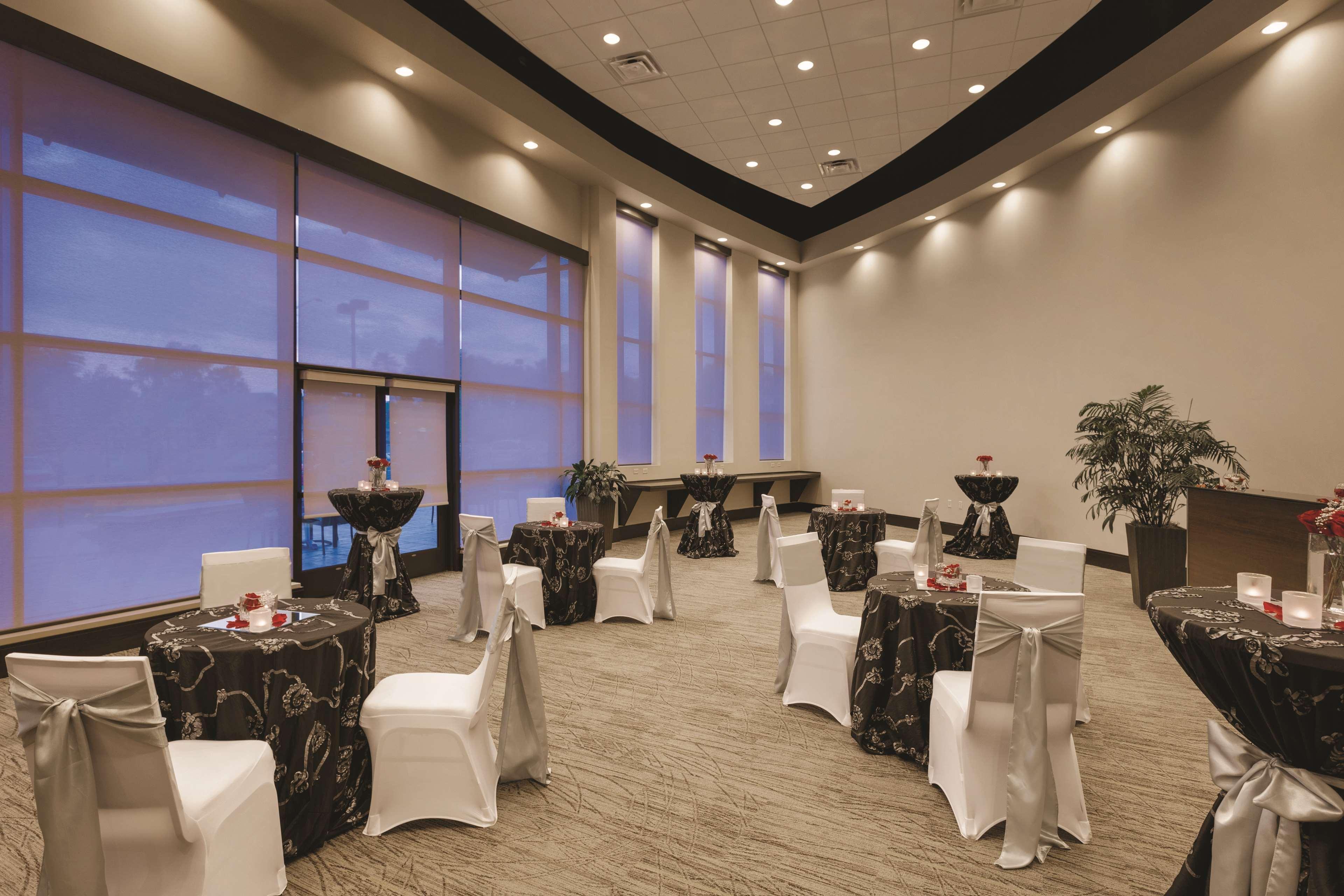 Embassy Suites Springfield Exterior photo
